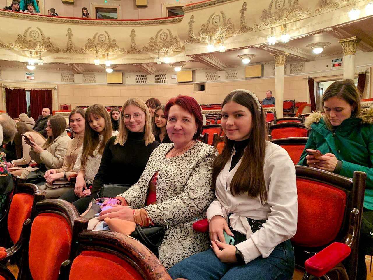 Студенти з викладачем в очікуванні п'єси